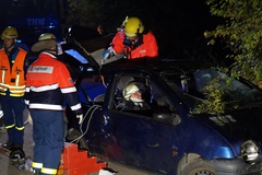 Versorgung der Verletzten Person im Auto durch den Rettungsdienst